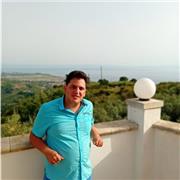 Laureato in lingue e culture moderne impartisce lezioni di italiano per stranieri